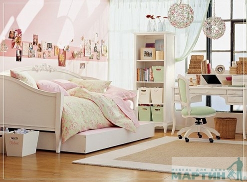 Кровать лучше расположить таким образом, чтобы девочка сразу видела, кто входит к ней в комнату.